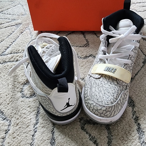 Nike Air Jordan Size 1Y kids - Picture 3 of 5